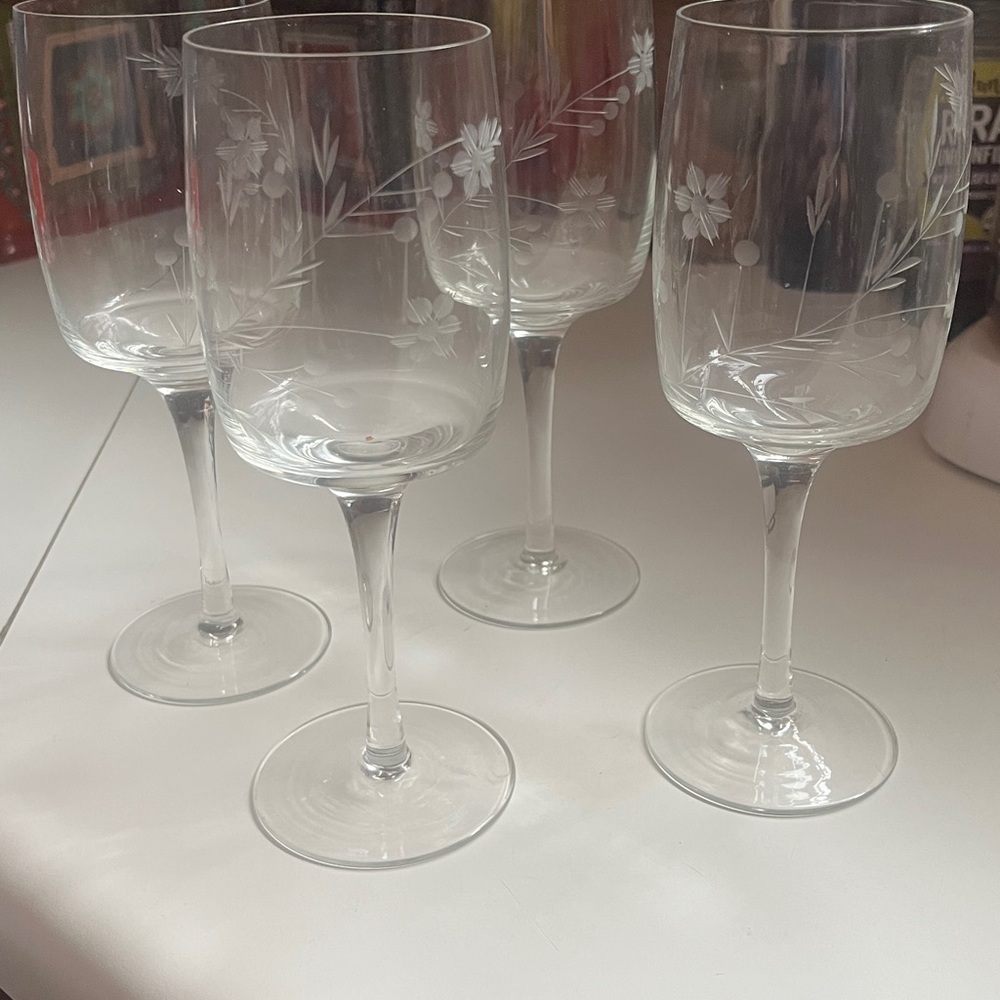 Elegant Clear Wine Glass Set
